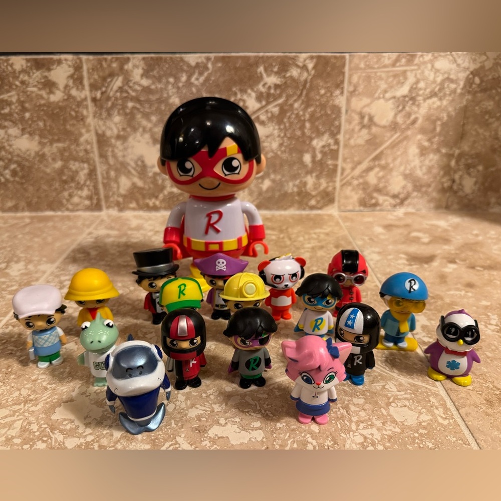 Ryan's World Figure 6" - BIG FIG SERIES 1 - Red Titan and 17 small toy lot